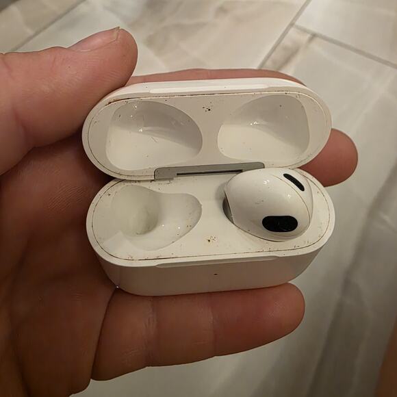 Apple Airpods 3rd Generation A2897 Lightning Charging Case rigth Earbud Only - Picture 1 of 13
